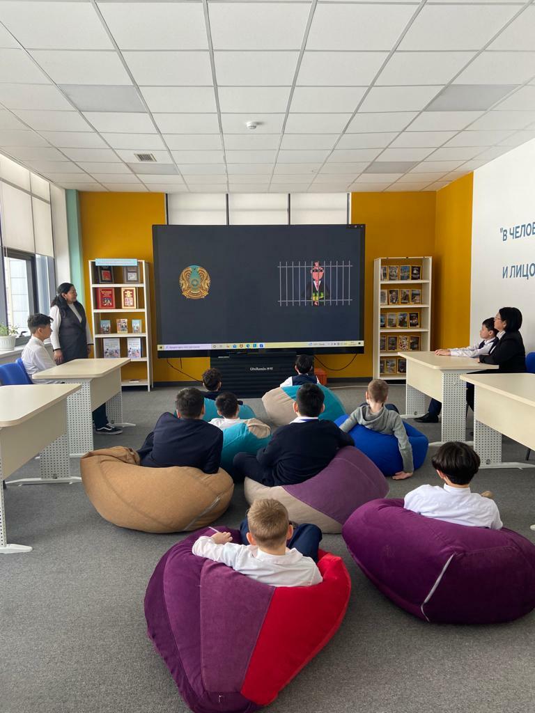 Мектеп кітапханасында «Сыбайлас жемқорлық әлеуметтік қасірет» тақырыбында LED экраннан виртуалды видеолар, танымдық сабақтар көрсетілді.