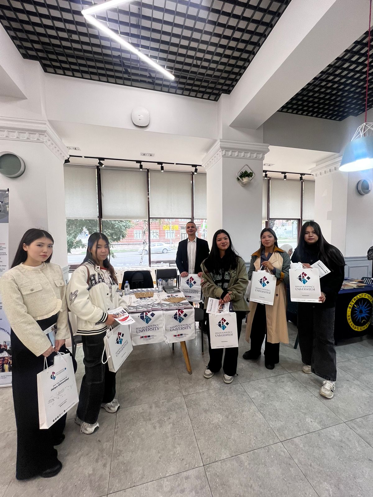 Жамбыл атындағы кітапханада өткен Түрік университеттерінің кәсіптік бағдар беру көрмесі