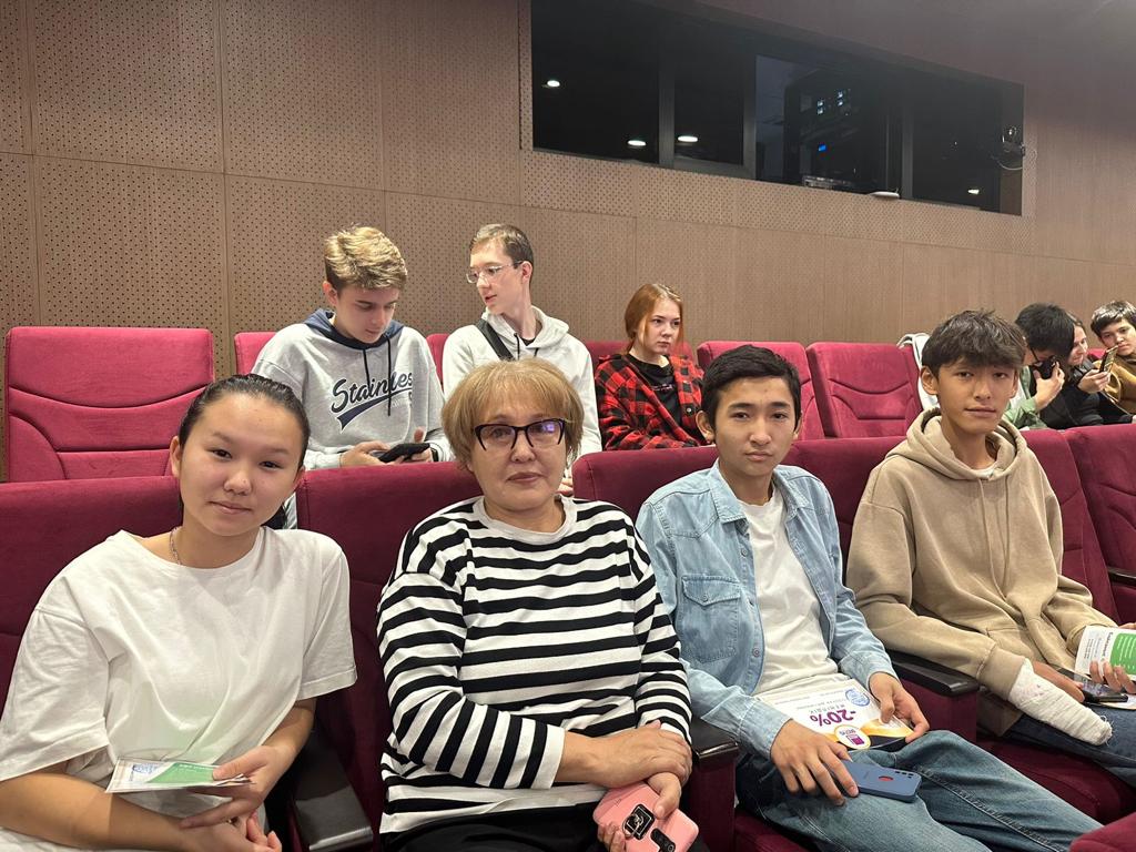 "Оқушылардың инновациялық шығармашылық орталығы" , базасында өткен " Dostyk Talks" іс-шарасына 11 сыныптар қатысты.